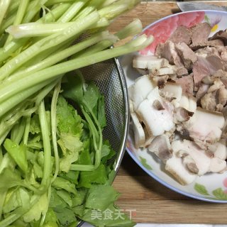 肉片炒香芹的做法步骤：1