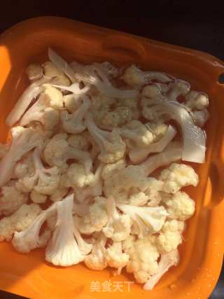 菜花炒肉的做法步骤：1
