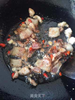 菜花炒肉的做法步骤：2