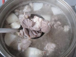 冬日暖汤——羊肉萝卜汤的做法步骤：2