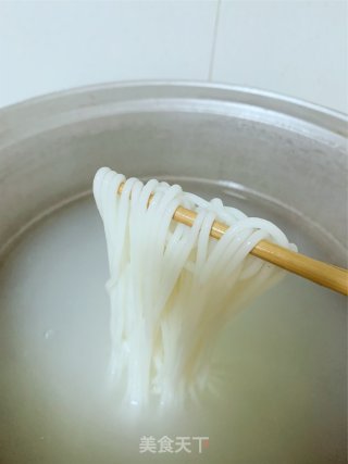 家常快手番茄米线的做法步骤：3