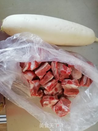 排骨萝卜汤的做法步骤：1
