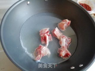 排骨萝卜汤的做法步骤：2