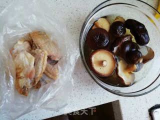 香菇烧鸡翅的做法步骤：1