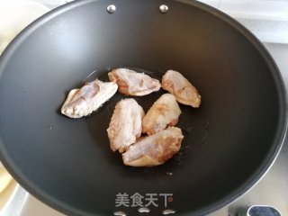 香菇烧鸡翅的做法步骤：2