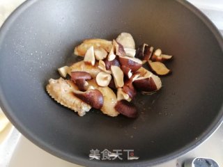 香菇烧鸡翅的做法步骤：4