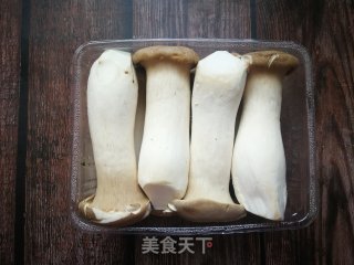 杏鲍菇炒火腿肠的做法步骤：1