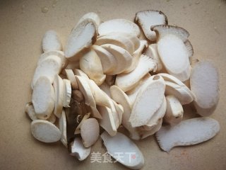 杏鲍菇炒火腿肠的做法步骤：2