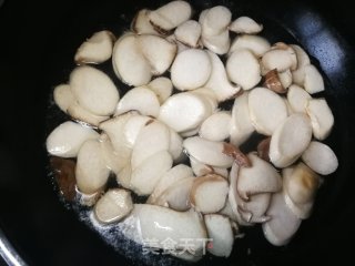 杏鲍菇炒火腿肠的做法步骤：4