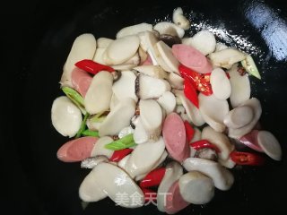 杏鲍菇炒火腿肠的做法步骤：8
