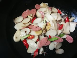 杏鲍菇炒火腿肠的做法步骤：9