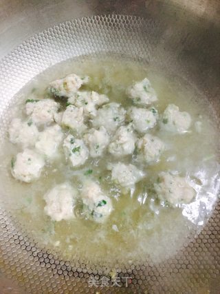 冬日香菜丸子暖汤的做法步骤：1