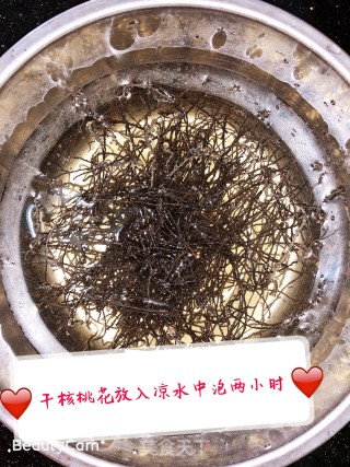 蒜茸拌核桃花的做法步骤：1