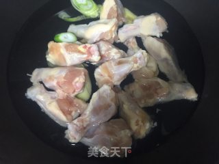 红烧鸡翅根的做法步骤：1