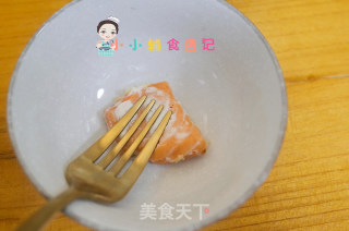 10个月以上三文鱼软烂饭的做法步骤：10