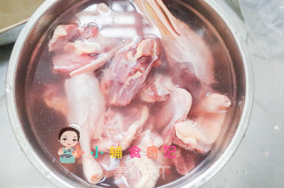 秋天干燥美味的香菇鸭汤做起来的做法步骤：2