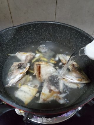 白萝卜鱼汤的做法步骤：3