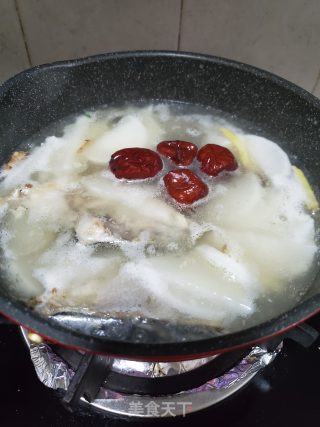 白萝卜鱼汤的做法步骤：4