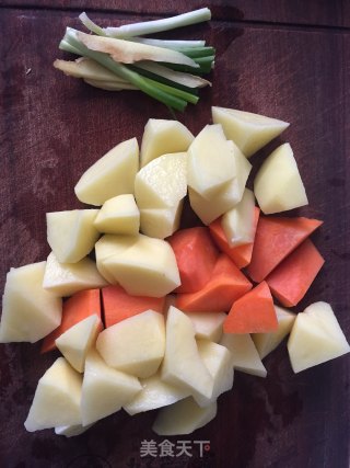 红烧羊排炖土豆的做法步骤：1