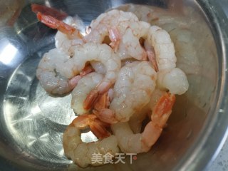 芹菜炒凤尾虾的做法步骤：1