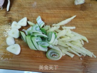 芹菜炒凤尾虾的做法步骤：2