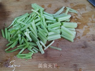 芹菜炒凤尾虾的做法步骤：3