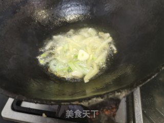 芹菜炒凤尾虾的做法步骤：4