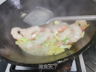 芹菜炒凤尾虾的做法步骤：5