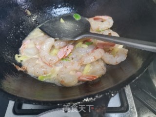芹菜炒凤尾虾的做法步骤：6