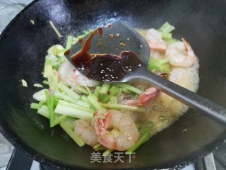 芹菜炒凤尾虾的做法步骤：7