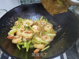 芹菜炒凤尾虾的做法步骤：11