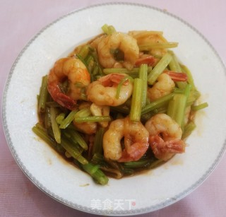 芹菜炒凤尾虾的做法步骤：12