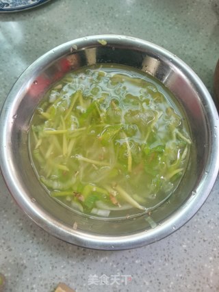 糖醋鲈鱼的做法步骤：3