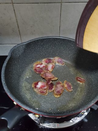 香葱炒腊肠的做法步骤：3