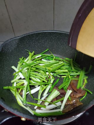 香葱炒腊肠的做法步骤：4