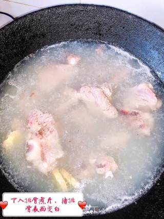 糖醋排骨配马蹄的做法步骤：2