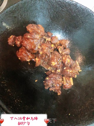 糖醋排骨配马蹄的做法步骤：15