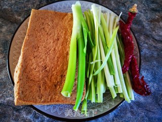 蒜苗炒酥鸡豆腐的做法步骤：1