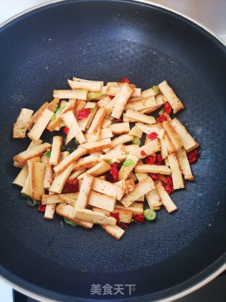 蒜苗炒酥鸡豆腐的做法步骤：4