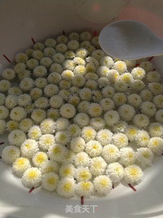 蜜制杭白菊的做法步骤：1