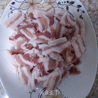 辣白菜炒五花肉的做法步骤：1