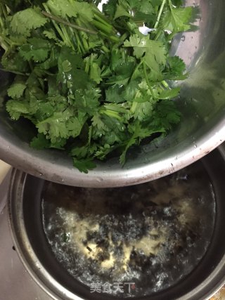 黑木耳香菜鸡蛋汤的做法步骤：7