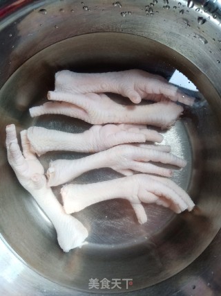 #冬日暖汤#药膳鸡脚汤的做法步骤：1