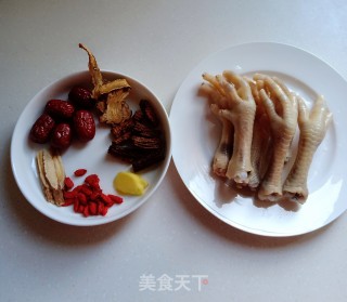#冬日暖汤#药膳鸡脚汤的做法步骤：3