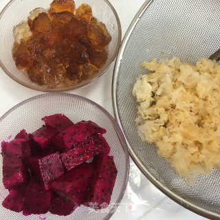 火龙果桃胶银耳汤的做法步骤：1