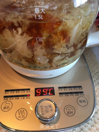 火龙果桃胶银耳汤的做法步骤：3