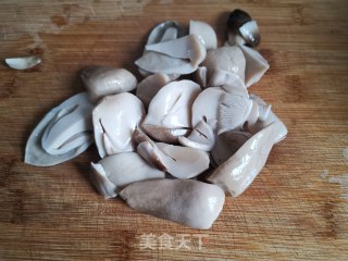 海鲜草菇汤的做法步骤：4