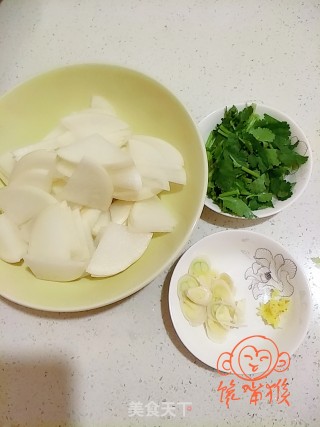 白萝卜羊肉汤的做法步骤：2