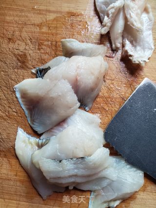 炸鲈鱼片的做法步骤：2