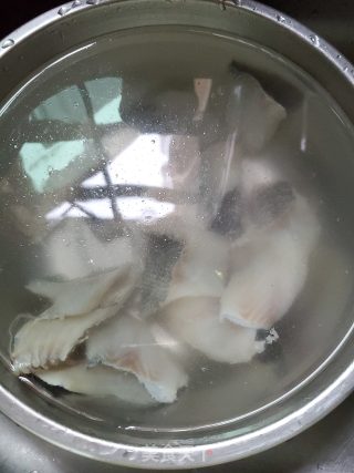 炸鲈鱼片的做法步骤：3